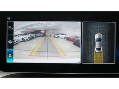 リバースに連動して車両後方の映像をディスプレイに表示します。歪みの少ないカメラと、鮮明な画像で後退時の運転操作をサポートします。 5