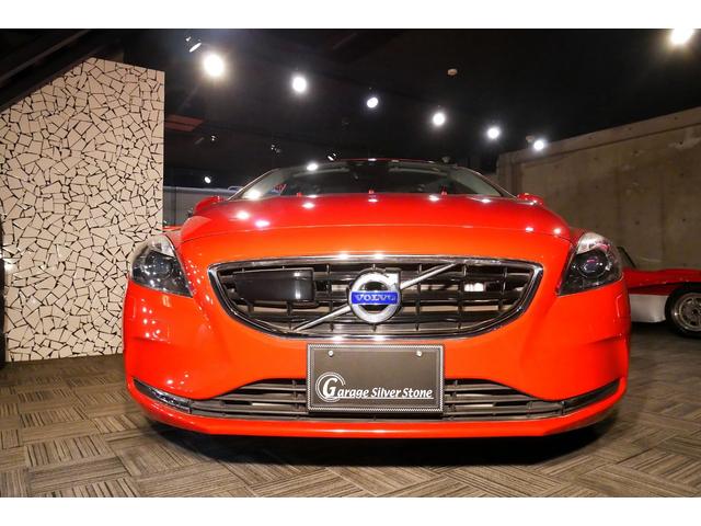 Ｖ４０ Ｄ４　ＳＥ　ＨＩＤヘッドランプ・スマートキー・ナビゲーション・ＥＴＣ・バックカメラ・フルセグＴＶ・ＣＤ／ＤＶＤビデオ・Ｂｌｕｅｔｏｏｔｈオーディオ・パワーシート・追従クルコン（2枚目）