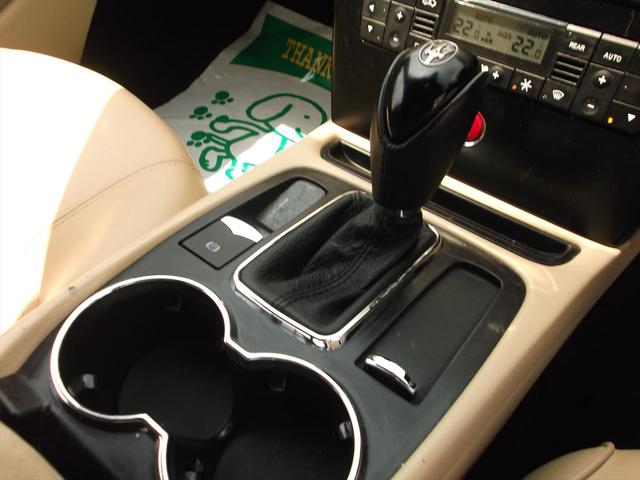 スポーツGT S アワードエディション 国内50台限定車 専用ボディーカラークワルゾフース ダークシャイニング加工エクステリアパーツ 20インチマットダーググレーマルチトライデントホイール 鏡面仕上キャリパー ポルトローナフラウインテリア(37枚目)