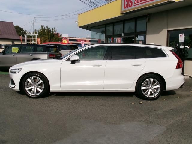 Ｖ６０ Ｂ４　モメンタム　ハイブリッドモデル　パノラマルーフ　フルＬＥＤライト　全方位カメラ　フットオープン付電動バックドア　ブラインドスポットモニター　前後パークセンサー　自動駐車システム　純正ナビ・フルセグＴＶ　カープレイ（7枚目）