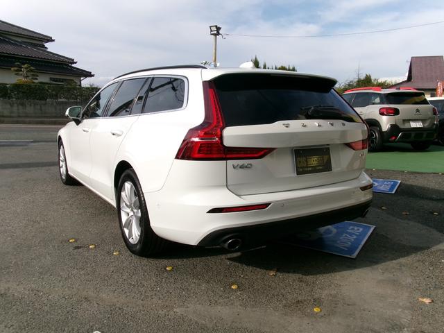 Ｖ６０ Ｂ４　モメンタム　ハイブリッドモデル　パノラマルーフ　フルＬＥＤライト　全方位カメラ　フットオープン付電動バックドア　ブラインドスポットモニター　前後パークセンサー　自動駐車システム　純正ナビ・フルセグＴＶ　カープレイ（8枚目）