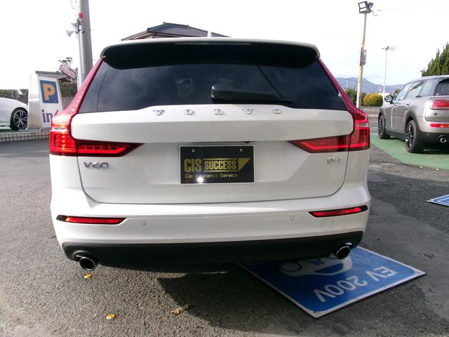 Ｖ６０ Ｂ４　モメンタム　ハイブリッドモデル　パノラマルーフ　フルＬＥＤライト　全方位カメラ　フットオープン付電動バックドア　ブラインドスポットモニター　前後パークセンサー　自動駐車システム　純正ナビ・フルセグＴＶ　カープレイ（9枚目）