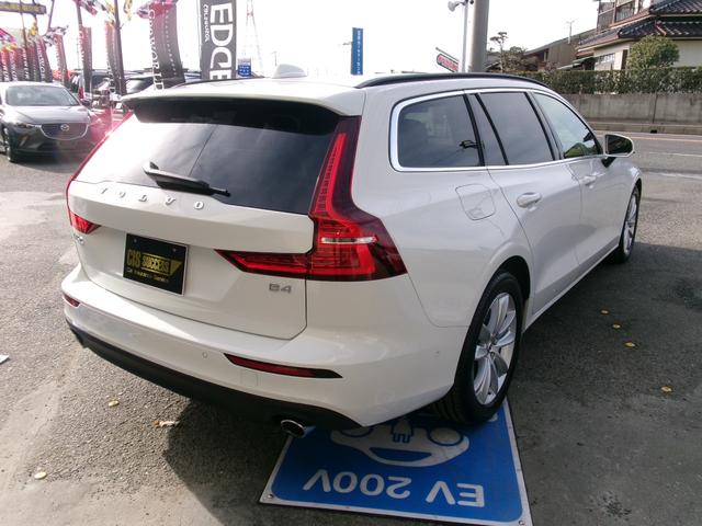 Ｖ６０ Ｂ４　モメンタム　ハイブリッドモデル　パノラマルーフ　フルＬＥＤライト　全方位カメラ　フットオープン付電動バックドア　ブラインドスポットモニター　前後パークセンサー　自動駐車システム　純正ナビ・フルセグＴＶ　カープレイ（10枚目）