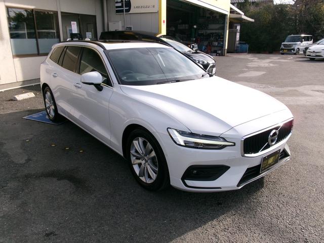 Ｖ６０ Ｂ４　モメンタム　ハイブリッドモデル　パノラマルーフ　フルＬＥＤライト　全方位カメラ　フットオープン付電動バックドア　ブラインドスポットモニター　前後パークセンサー　自動駐車システム　純正ナビ・フルセグＴＶ　カープレイ（12枚目）