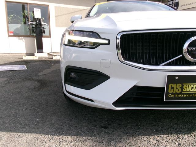 Ｖ６０ Ｂ４　モメンタム　ハイブリッドモデル　パノラマルーフ　フルＬＥＤライト　全方位カメラ　フットオープン付電動バックドア　ブラインドスポットモニター　前後パークセンサー　自動駐車システム　純正ナビ・フルセグＴＶ　カープレイ（16枚目）