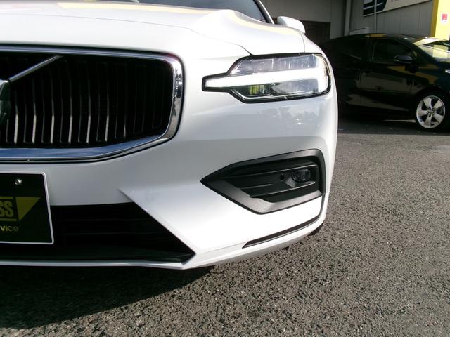 Ｖ６０ Ｂ４　モメンタム　ハイブリッドモデル　パノラマルーフ　フルＬＥＤライト　全方位カメラ　フットオープン付電動バックドア　ブラインドスポットモニター　前後パークセンサー　自動駐車システム　純正ナビ・フルセグＴＶ　カープレイ（17枚目）