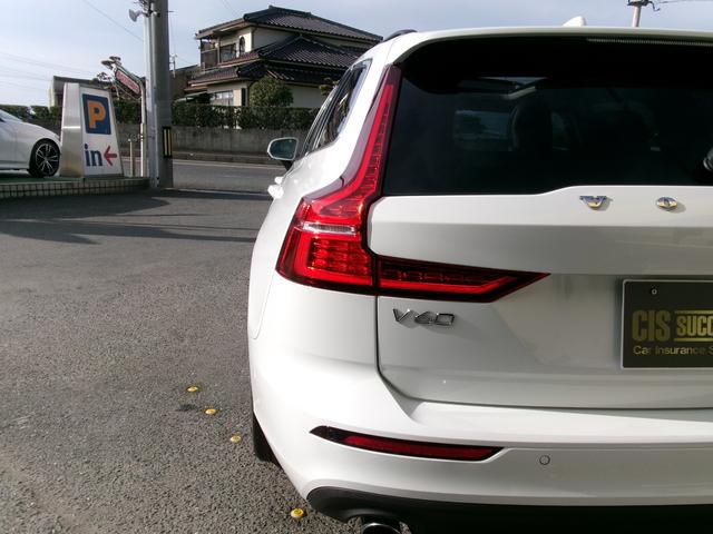 Ｖ６０ Ｂ４　モメンタム　ハイブリッドモデル　パノラマルーフ　フルＬＥＤライト　全方位カメラ　フットオープン付電動バックドア　ブラインドスポットモニター　前後パークセンサー　自動駐車システム　純正ナビ・フルセグＴＶ　カープレイ（20枚目）