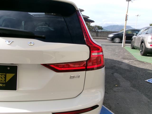 Ｖ６０ Ｂ４　モメンタム　ハイブリッドモデル　パノラマルーフ　フルＬＥＤライト　全方位カメラ　フットオープン付電動バックドア　ブラインドスポットモニター　前後パークセンサー　自動駐車システム　純正ナビ・フルセグＴＶ　カープレイ（21枚目）