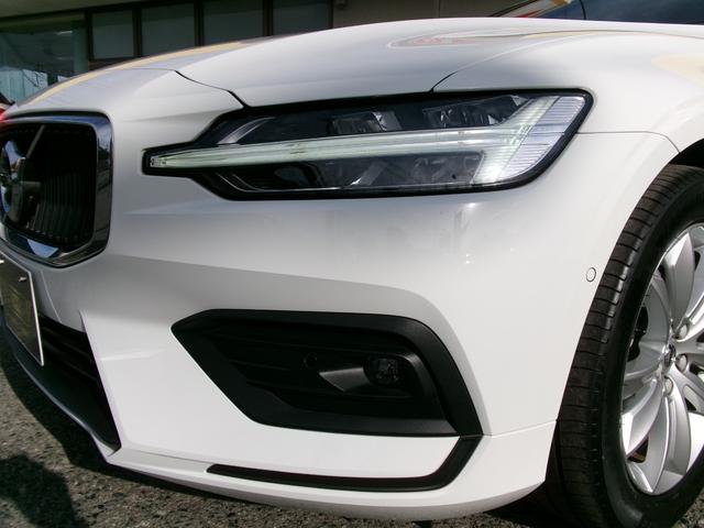 Ｖ６０ Ｂ４　モメンタム　ハイブリッドモデル　パノラマルーフ　フルＬＥＤライト　全方位カメラ　フットオープン付電動バックドア　ブラインドスポットモニター　前後パークセンサー　自動駐車システム　純正ナビ・フルセグＴＶ　カープレイ（27枚目）