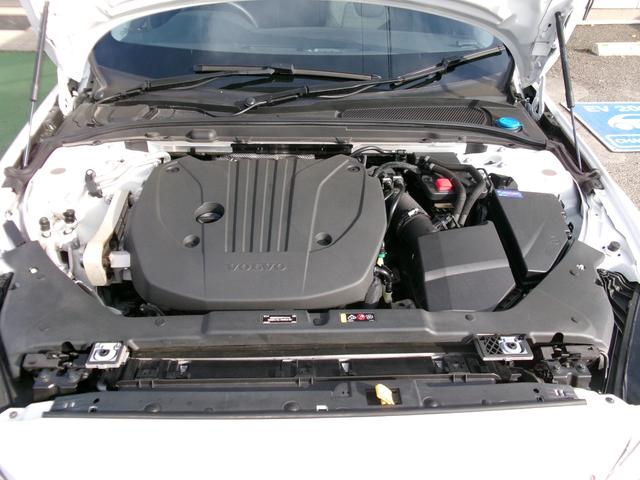 Ｖ６０ Ｂ４　モメンタム　ハイブリッドモデル　パノラマルーフ　フルＬＥＤライト　全方位カメラ　フットオープン付電動バックドア　ブラインドスポットモニター　前後パークセンサー　自動駐車システム　純正ナビ・フルセグＴＶ　カープレイ（28枚目）