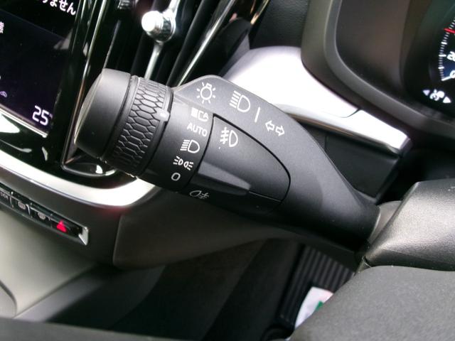 Ｖ６０ Ｂ４　モメンタム　ハイブリッドモデル　パノラマルーフ　フルＬＥＤライト　全方位カメラ　フットオープン付電動バックドア　ブラインドスポットモニター　前後パークセンサー　自動駐車システム　純正ナビ・フルセグＴＶ　カープレイ（34枚目）