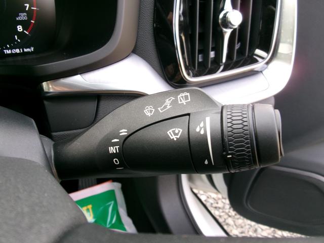 Ｖ６０ Ｂ４　モメンタム　ハイブリッドモデル　パノラマルーフ　フルＬＥＤライト　全方位カメラ　フットオープン付電動バックドア　ブラインドスポットモニター　前後パークセンサー　自動駐車システム　純正ナビ・フルセグＴＶ　カープレイ（35枚目）