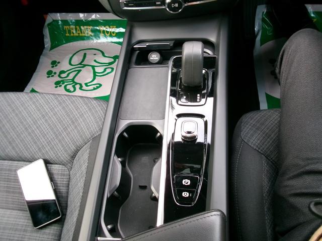 Ｖ６０ Ｂ４　モメンタム　ハイブリッドモデル　パノラマルーフ　フルＬＥＤライト　全方位カメラ　フットオープン付電動バックドア　ブラインドスポットモニター　前後パークセンサー　自動駐車システム　純正ナビ・フルセグＴＶ　カープレイ（51枚目）