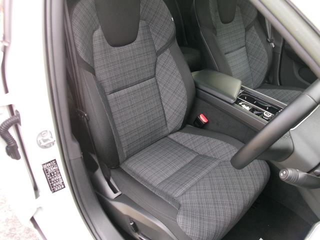 Ｖ６０ Ｂ４　モメンタム　ハイブリッドモデル　パノラマルーフ　フルＬＥＤライト　全方位カメラ　フットオープン付電動バックドア　ブラインドスポットモニター　前後パークセンサー　自動駐車システム　純正ナビ・フルセグＴＶ　カープレイ（53枚目）