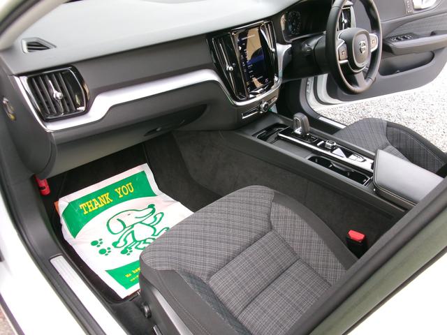 Ｖ６０ Ｂ４　モメンタム　ハイブリッドモデル　パノラマルーフ　フルＬＥＤライト　全方位カメラ　フットオープン付電動バックドア　ブラインドスポットモニター　前後パークセンサー　自動駐車システム　純正ナビ・フルセグＴＶ　カープレイ（55枚目）