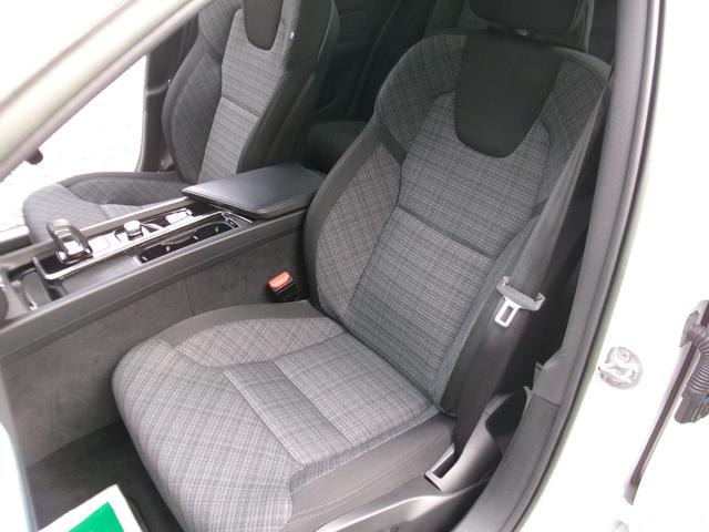 Ｖ６０ Ｂ４　モメンタム　ハイブリッドモデル　パノラマルーフ　フルＬＥＤライト　全方位カメラ　フットオープン付電動バックドア　ブラインドスポットモニター　前後パークセンサー　自動駐車システム　純正ナビ・フルセグＴＶ　カープレイ（56枚目）