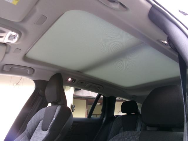 Ｖ６０ Ｂ４　モメンタム　ハイブリッドモデル　パノラマルーフ　フルＬＥＤライト　全方位カメラ　フットオープン付電動バックドア　ブラインドスポットモニター　前後パークセンサー　自動駐車システム　純正ナビ・フルセグＴＶ　カープレイ（59枚目）