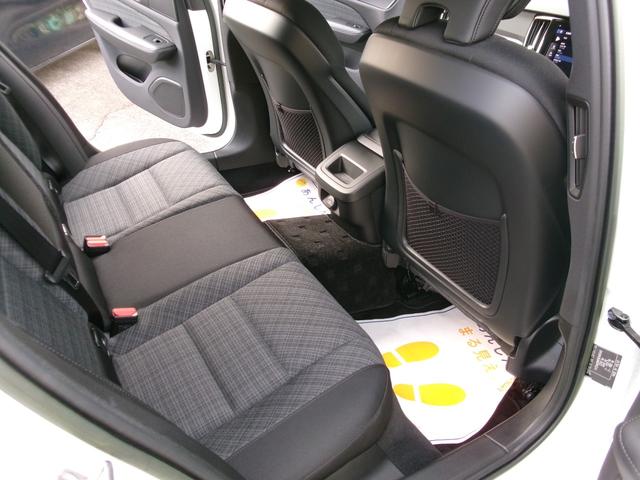 Ｖ６０ Ｂ４　モメンタム　ハイブリッドモデル　パノラマルーフ　フルＬＥＤライト　全方位カメラ　フットオープン付電動バックドア　ブラインドスポットモニター　前後パークセンサー　自動駐車システム　純正ナビ・フルセグＴＶ　カープレイ（61枚目）