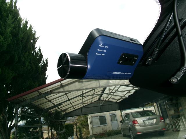 Ｖ６０ Ｂ４　モメンタム　ハイブリッドモデル　パノラマルーフ　フルＬＥＤライト　全方位カメラ　フットオープン付電動バックドア　ブラインドスポットモニター　前後パークセンサー　自動駐車システム　純正ナビ・フルセグＴＶ　カープレイ（64枚目）