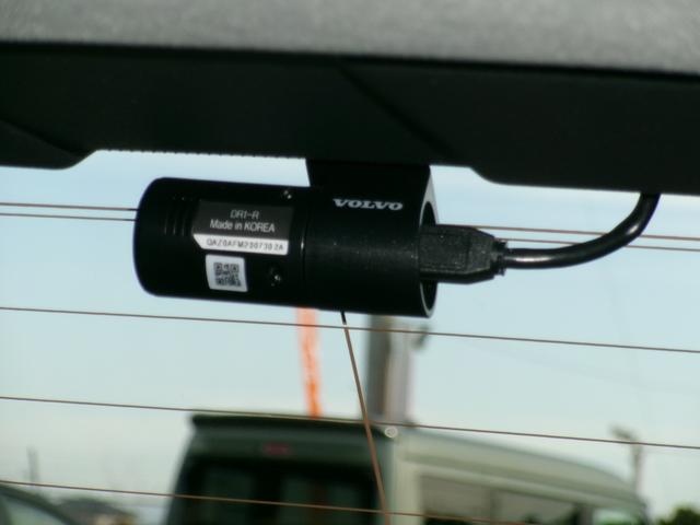 Ｖ６０ Ｂ４　モメンタム　ハイブリッドモデル　パノラマルーフ　フルＬＥＤライト　全方位カメラ　フットオープン付電動バックドア　ブラインドスポットモニター　前後パークセンサー　自動駐車システム　純正ナビ・フルセグＴＶ　カープレイ（65枚目）