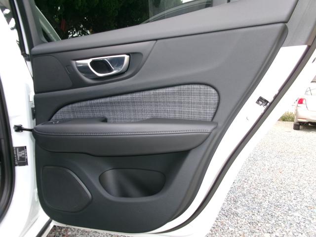 Ｖ６０ Ｂ４　モメンタム　ハイブリッドモデル　パノラマルーフ　フルＬＥＤライト　全方位カメラ　フットオープン付電動バックドア　ブラインドスポットモニター　前後パークセンサー　自動駐車システム　純正ナビ・フルセグＴＶ　カープレイ（67枚目）