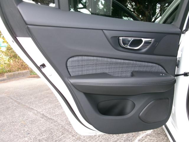 Ｖ６０ Ｂ４　モメンタム　ハイブリッドモデル　パノラマルーフ　フルＬＥＤライト　全方位カメラ　フットオープン付電動バックドア　ブラインドスポットモニター　前後パークセンサー　自動駐車システム　純正ナビ・フルセグＴＶ　カープレイ（69枚目）