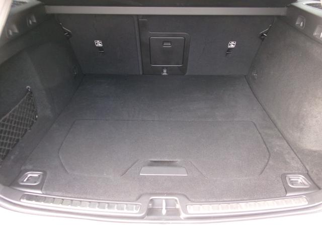 Ｖ６０ Ｂ４　モメンタム　ハイブリッドモデル　パノラマルーフ　フルＬＥＤライト　全方位カメラ　フットオープン付電動バックドア　ブラインドスポットモニター　前後パークセンサー　自動駐車システム　純正ナビ・フルセグＴＶ　カープレイ（70枚目）