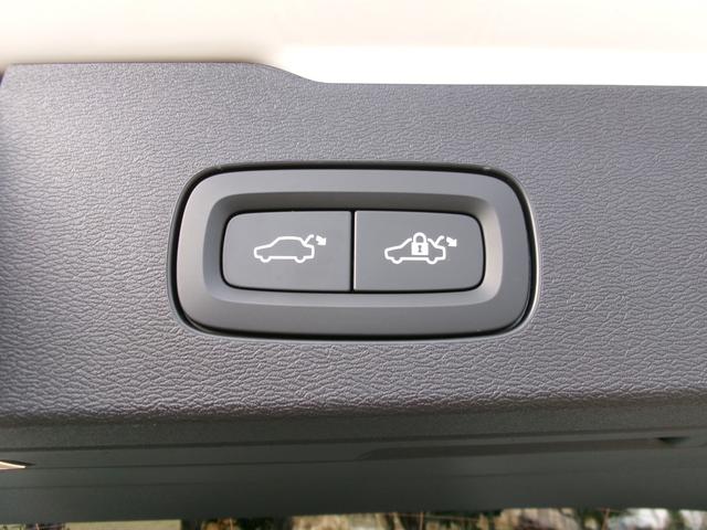 Ｖ６０ Ｂ４　モメンタム　ハイブリッドモデル　パノラマルーフ　フルＬＥＤライト　全方位カメラ　フットオープン付電動バックドア　ブラインドスポットモニター　前後パークセンサー　自動駐車システム　純正ナビ・フルセグＴＶ　カープレイ（71枚目）