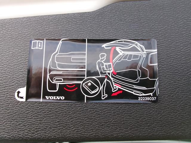 Ｖ６０ Ｂ４　モメンタム　ハイブリッドモデル　パノラマルーフ　フルＬＥＤライト　全方位カメラ　フットオープン付電動バックドア　ブラインドスポットモニター　前後パークセンサー　自動駐車システム　純正ナビ・フルセグＴＶ　カープレイ（72枚目）