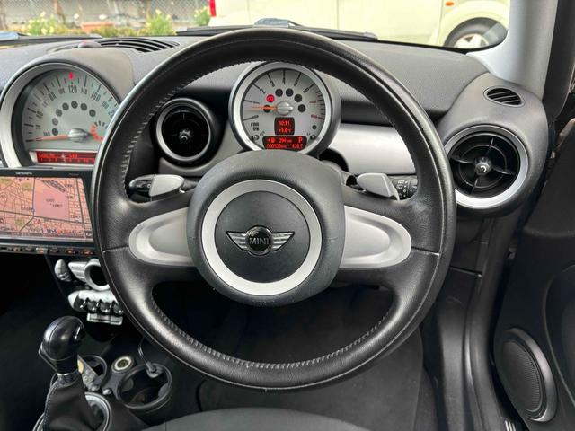 ＭＩＮＩ クーパー　ＥＴＣ　ナビ　アルミホイール　キーレスエントリー　電動格納ミラー　ＡＴ　盗難防止システム　ＡＢＳ　ＣＤ　ミュージックサーバー　エアコン　パワーステアリング　パワーウィンドウ　運転席エアバッグ（3枚目）