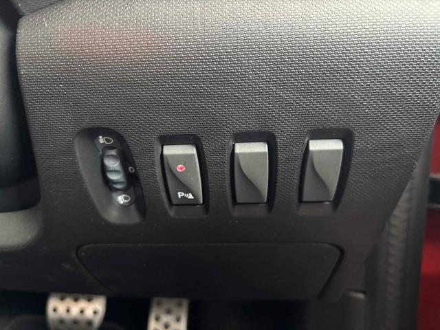 接触を未然に防ぐ、クリアランスソナー搭載です。車を守るためには必須のアイテムですね。