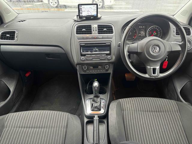 ポロ 　ＥＴＣ　ナビ　ＴＶ　クリアランスソナー　アルミホイール　キーレスエントリー　電動格納ミラー　ＡＴ　盗難防止システム　ＡＢＳ　ＥＳＣ　ＣＤ　エアコン　パワーステアリング　パワーウィンドウ（2枚目）