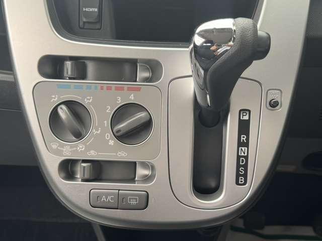 ムーヴ Ｌ　ＶＳスマートセレクションＳＡ＆ＳＮ　禁煙車　安全装置　衝突被害軽減ブレーキ　横滑り防止装置　アクセル踏み間違い防止装置　　社外ナビ　ワンセグＴＶ　Ｂｌｕｅｔｏｏｔｈ　ＣＤ　ＤＶＤ　アイドリングストップ　ＥＴＣ　バックカメラ　キーレス（10枚目）