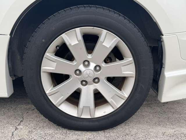 デリカＤ：５ ローデスト　リミテッドエディション　禁煙車　安全装置　横滑り防止装置　両側電動スライドドア　社外ナビ　Ｂｌｕｅｔｏｏｔｈ接続　ＣＤ　ＤＶＤ　フルセグＴＶ　バックカメラ　ＥＴＣ　後席モニター　フォグランプ　純正アルミ　キーレス（25枚目）