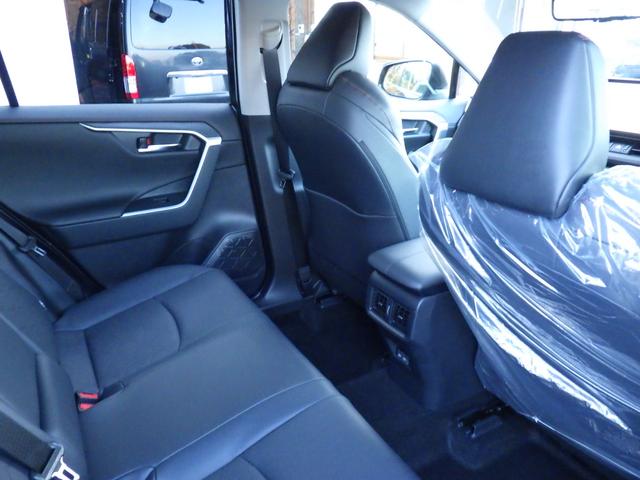 RAV4 ハイブリッドアドベンチャー オフロードパッケージII 登録済未使用車、純正ディスプレーオーディオ、地デジフルセグTV、Bluetoothオーディオ、デジタルインナーミラー、全方位モニター、パワーバックドア、LEDオートヘッドライト(17枚目)