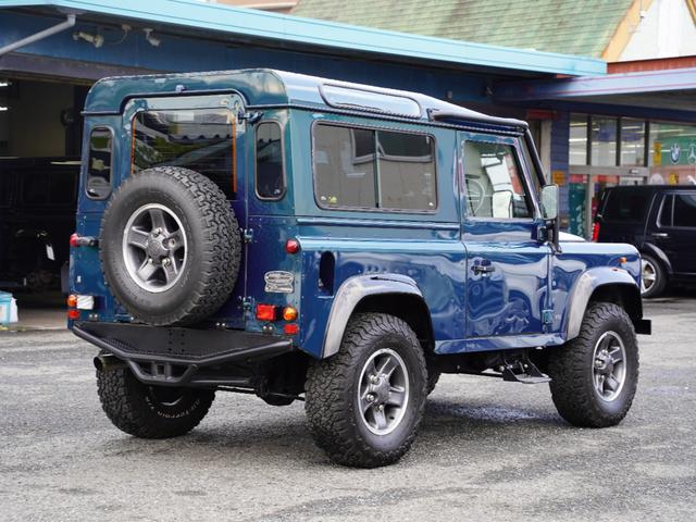 ディフェンダー ９０　４ＷＤ　サンルーフ　ＬＥＤヘッドライト　１６インチアルミ　ステンレスマフラー　サイドステップ　６人乗り　ＡＴ　限定４５０台　Ｖ８エンジン　ＥＴＣ　禁煙車（5枚目）