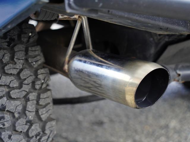 ディフェンダー ９０　４ＷＤ　サンルーフ　ＬＥＤヘッドライト　１６インチアルミ　ステンレスマフラー　サイドステップ　６人乗り　ＡＴ　限定４５０台　Ｖ８エンジン　ＥＴＣ　禁煙車（12枚目）