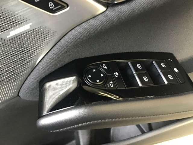 �p���[�E�C���h�E�d���i�[�t���h�A�~���[�X�C�b�`�́A�h�A�ɏW����