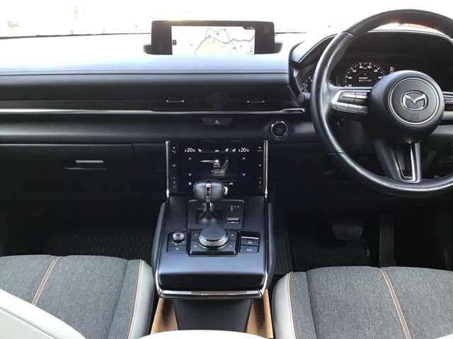 �����ړ��̏��Ȃ����ʃ]�[���ɑ��s����z�u�A���E��W���Ȃ��Z���^�[�f�B�X�v���C�̔z�u�A�Z���^�[�f�B�X�v���C�̑���̓R�}���_�[�R���g���[���ŉ\�B�^�]�ɏW���ł��K�v�ȏ��𓦂��Ȃ����C�A�E�g�ł��B