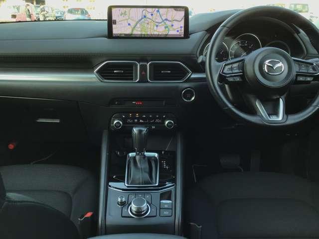 �����ړ��̏��Ȃ����ʃ]�[���ɑ��s����z�u�A���E��W���Ȃ��Z���^�[�f�B�X�v���C�̔z�u�A�Z���^�[�f�B�X�v���C�̑���̓R�}���_�[�R���g���[���ŉ\�B�^�]�ɏW���ł��K�v�ȏ��𓦂��Ȃ����C�A�E�g�ł��B