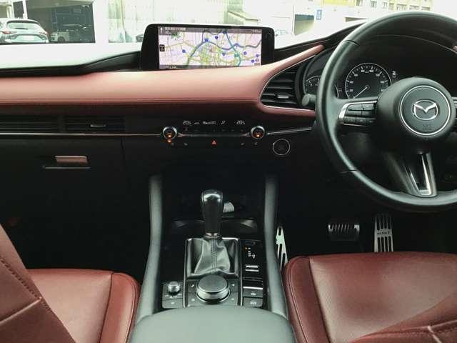 �����ړ��̏��Ȃ����ʃ]�[���ɑ��s����z�u�A���E��W���Ȃ��Z���^�[�f�B�X�v���C�̔z�u�A�Z���^�[�f�B�X�v���C�̑���̓R�}���_�[�R���g���[���ŉ\�B�^�]�ɏW���ł��K�v�ȏ��𓦂��Ȃ����C�A�E�g�ł��B