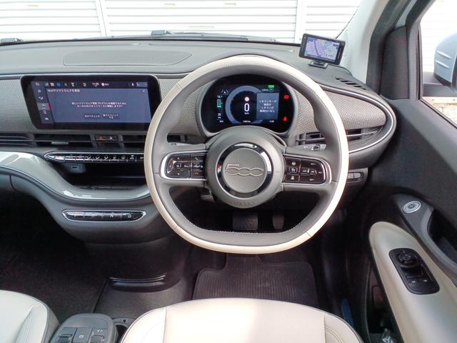 ５００ｅ オープン　ラ・プリマ　特別限定車　新車保証継承対象車　ベージュレザーシート　ワンオーナー　ＡＣＣ　純正ナビ　アップルカープレイ　バックカメラ　スマートキー　ＬＥＤヘッドライト　シートヒーター（2枚目）