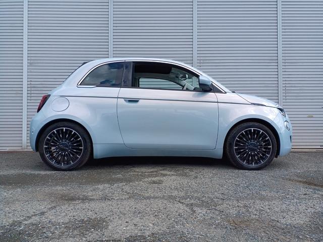 ５００ｅ オープン　ラ・プリマ　特別限定車　新車保証継承対象車　ベージュレザーシート　ワンオーナー　ＡＣＣ　純正ナビ　アップルカープレイ　バックカメラ　スマートキー　ＬＥＤヘッドライト　シートヒーター（5枚目）