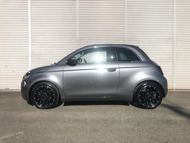５００ｅ オープン　ＡＣＣ　純正ナビ　ＡｐｐｌｅＣａｒＰｌａｙ　ベージュレザーシート　バックカメラ　障害物センサー　ブラインドスポットモニター　スマートキー　ＬＥＤヘッドライト　ＥＴＣ（6枚目）