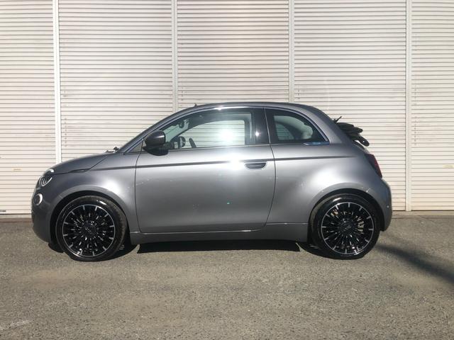 ５００ｅ オープン　ＡＣＣ　純正ナビ　ＡｐｐｌｅＣａｒＰｌａｙ　ベージュレザーシート　バックカメラ　障害物センサー　ブラインドスポットモニター　スマートキー　ＬＥＤヘッドライト　ＥＴＣ（8枚目）