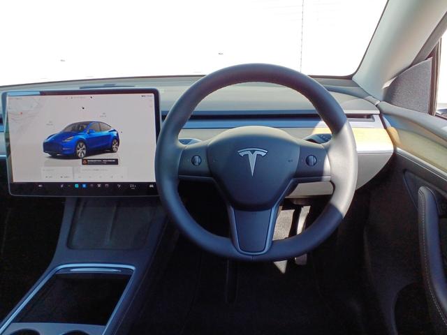 モデルＹ ベースグレード　オートパイロット　パノラマガラスルーフ　純正ナビ　バックサイドカメラ　ブラックレザーシート　電動シート　シートヒーター　ハンドルヒーター　電動リアゲート　ＥＴＣ（2枚目）