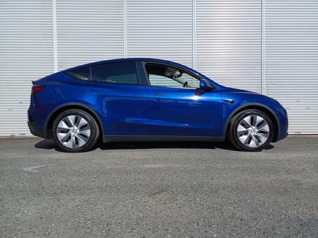 モデルＹ ベースグレード　オートパイロット　パノラマガラスルーフ　純正ナビ　バックサイドカメラ　ブラックレザーシート　電動シート　シートヒーター　ハンドルヒーター　電動リアゲート　ＥＴＣ（5枚目）