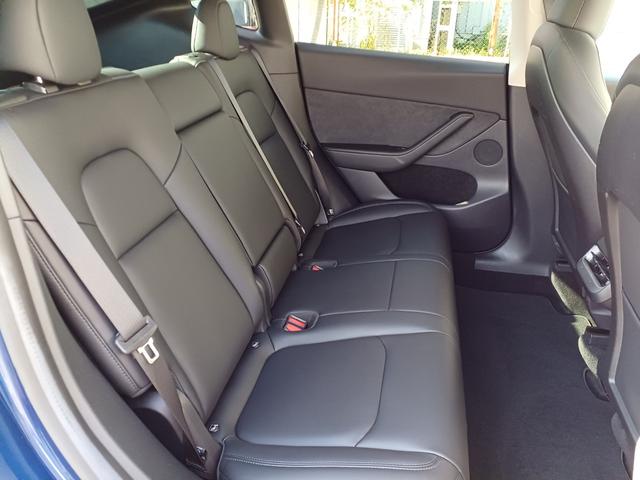 モデルＹ ベースグレード　オートパイロット　パノラマガラスルーフ　純正ナビ　バックサイドカメラ　ブラックレザーシート　電動シート　シートヒーター　ハンドルヒーター　電動リアゲート　ＥＴＣ（19枚目）