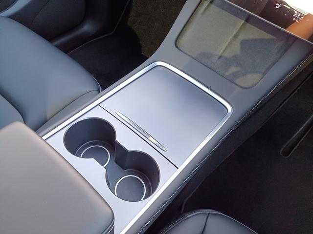 モデルＹ ベースグレード　オートパイロット　パノラマガラスルーフ　純正ナビ　バックサイドカメラ　ブラックレザーシート　電動シート　シートヒーター　ハンドルヒーター　電動リアゲート　ＥＴＣ（32枚目）
