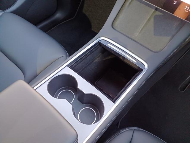 モデルＹ ベースグレード　オートパイロット　パノラマガラスルーフ　純正ナビ　バックサイドカメラ　ブラックレザーシート　電動シート　シートヒーター　ハンドルヒーター　電動リアゲート　ＥＴＣ（33枚目）